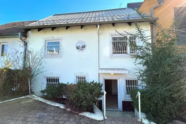 renovierungsbedürftiges Wohnhaus in Einfamilienhaussiedlung „Friedenstadt“