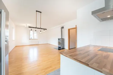 Großzügige Erdgeschoßwohnung mit Kaminofen und Gartenmitbenützung