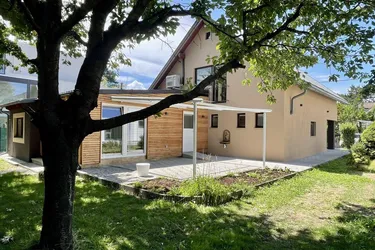 U1 LEOPOLDAU - WOHNUNG IN ZWEIFAMILIENHAUS - GROSSE TERRASSE UND GARTEN CA. 171 m2 - IDYLLISCHE GRÜNLAGE - UNBEFRISTET