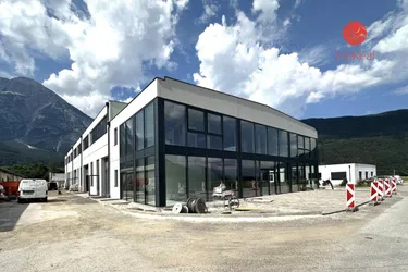 ERSTBEZUG: HOCHWERTIGE GEWERBEFLÄCHEN MIT SHOWROOM, HALLEN UND BÜRO in Oberhofen im Inntal