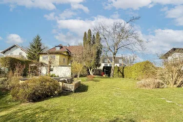 Charmantes Haus mit tollem Grundstück in Grün-Ruhelage