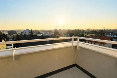 GENIAL - Lebens(t)raum Erfüller im Grünen! Klimaaktiv Bronze! Ab ins Dachgeschoss + 3 Zimmer + 2 Terrassen + Viel Lebensqualität! Wärmepumpe und Solaranlage + Naturnahe Gewässer ums Eck!