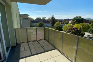 Neubauwohnung in begehrter Lage: herrliche Aussicht im letzten Stockwerk und bequem mit Lift erreichbar! Sonnige 3-Zimmer-Wohnung mit Balkon, Abstellraum und kostengünstigem Parkplatz!