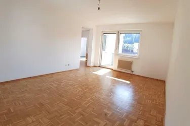 Sanierte, sehr geräumige Familienwohnung mit kostenfreiem Parkplatz!