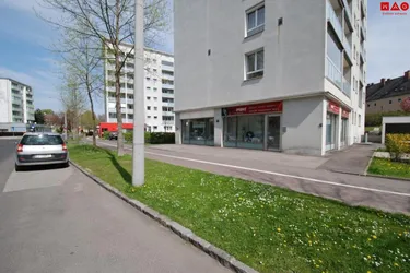Geschäfts-/Büro-/Ordinationsfläche mit XL-Schaufenstern u. mit Umsatzpotential - 1A Preis-/Leistung, direkt neben dem (Vital-)Zentrum Muldenstraße!