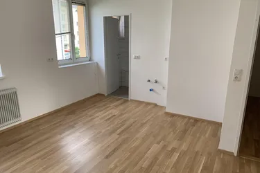 Bezaubernde 2-Zimmer-Wohnung mit allen Vorteilen einer Top-Infrastruktur bietet erholsames Wohnen in zentraler und dennoch naturnaher Grünlage! Ab 01.08.2025 verfügbar!