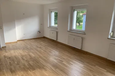 Diese Wohnung überzeugt mit stilvoller Sanierung; ebenerdige Dusche, hochwertige Böden und praktischer Grundriss - perfekt für Paare oder kleine Familien!