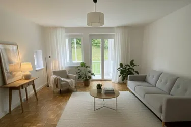 Idyllische Wohnfühloase im ländlichen Herzen von Grünburg - praktisch geschnittene 3 Raum Wohnung mit Loggia, Abstellraum und Parkplatz direkt vor der Haustür! Jetzt mit inspirierenden visualisiertem Wohnkonzept.