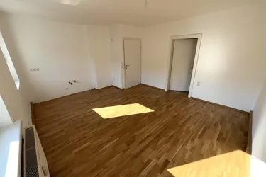 Sonnige Grünlage &amp; Entspannung pur: sanierte Singlewohnung im letzten Stock eines kleinen Mehrparteienhauses mit hellem Wohnbereich und separatem Schlafzimmer!