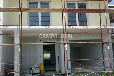 Expose CAMPO-HAUS: Die Fassade wird färbig - es ist ausgemalt - die Fenster sind eingebaut - der Vollwärmeschutz wird aufgebracht - Fußbodenheizung verlegt - Estrich betoniert - Massiv-Bau, Wohntraum in einem Doppelhaus (3)! Belagsfertig Frühjahr 2023