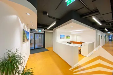 Expose Alles auf einer Ebene: Erstklassig arbeiten im eigenen Büro im Zentrum!