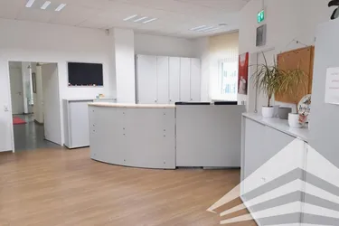 Kompakte Bürofläche mit Werkstatt und Lagerhalle zu vermieten!
