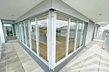 Lichtdurchflutete, große 2 Zimmer-Neubauwohnung mit großer Terrasse &amp; Küche!