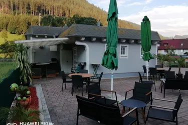 Langfristig vermietetes Café mit Garage!