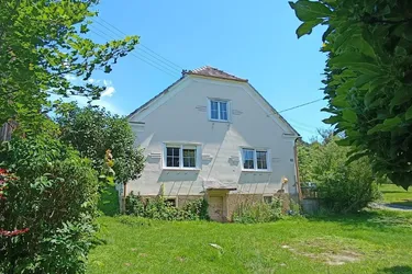 Hübsche Familienresidenz mit viel Platz, bezauberndem Garten und Riesenhalle