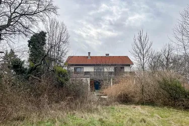 [06499] RESERVIERT - Grundstück in Ruhelage mit teilrenoviertem Haus