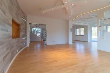 Expose +Einzigartiges Einfamilienhaus mit viel Liebe zum Detail,auf sonnigem Grundstück, direkt neben Oberpullendorf! +