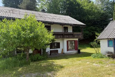 Salzburg Anthering: 2.248 qm Liegenschaft in idyllischer Alleinlage mit Landhaus plus Nebengebäude
