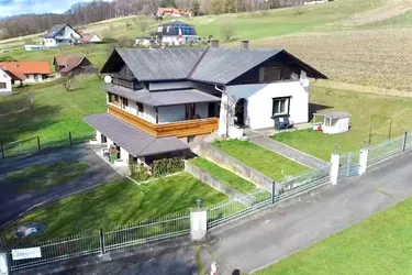 Idylische Liegenschaft mit Landhaus , Wirtschaftsgebäude und Großen Grungflächen mit Teich in der Südoststeiermark