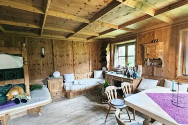 Miete: 6-Zimmer-Wohnung in einem Bauernhaus mit Garage, Radfeld