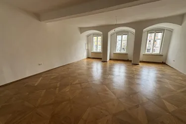Wunderschöne Altbaubürofläche in einem Stilaltbau am Linzer Hauptplatz zu vermieten