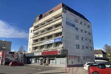 Geschäfts- oder Praxisraum in stark frequentierte Lage zu vermieten!