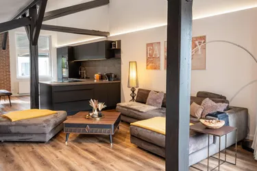 Attraktive Dachgeschosswohnung mit sonniger Terrasse und zusätzlicher, separat zugänglicher Wohneinheit mit Vermietungspotenzial.