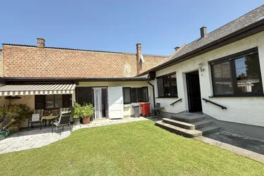 Famillienidylle: großes Einfamilienhaus mit Veranda und Wirtschaftsanbau mit wunderschönem uneinsichtigen Garten + DG-Ausbaupotential!