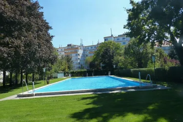 Gelegenheit: Singelwohnung (Anlage mit großem Garten mit Outdoor-Swimmingpool mit viel Flair und Fun)