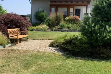Exquisites Einfamilienhaus mit kleinem Nebengebäude und großem Grund