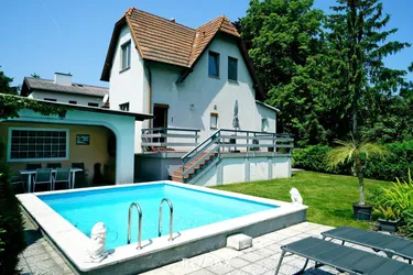 Expose Perchtoldsdorf - Kleines Wohnhaus auf wunderschönem Grund in ruhiger, zentraler Lage. Swimmingpool inklusive!