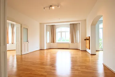 WOHNEN MIT HISTORISCHEM FLAIR! Großzügige Villenetage im Zentrum zu kaufen (TOP 1)!