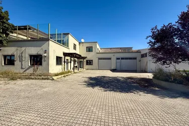 Ideale Gewerbeliegenschaft für Logistik &amp; Produktion – mit Büro und Wohnung