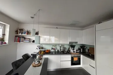 SCHÖNE WOHNUNG MIT LOGGIA, LIFT UND GARAGENPLATZ - NÄHE KRANKENHAUS!
