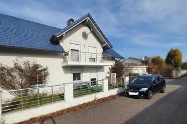 GEPFLEGTES 3 FAMILIEN HAUS MIT 4 GARAGEN !