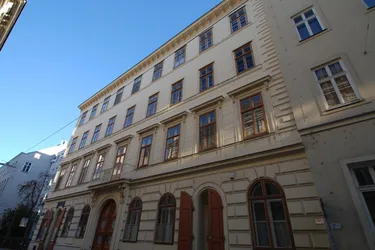 Wohnen in einem toprenovierten Spätbiedermeierhaus. Traumhafte 2 Zimmeraltbauwohnung in zentraler Ruhelage Mariahilfs mit Terrassenmitbenützung
