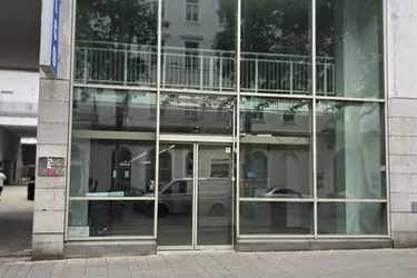 Großzügige Geschäftsfläche in bester Frequenzlage auf der Simmeringer Hauptstraße mit großen Auslagenflächen, vielfältige Nutzungsmöglichkeit in U Bahn Nähe Enkplatz