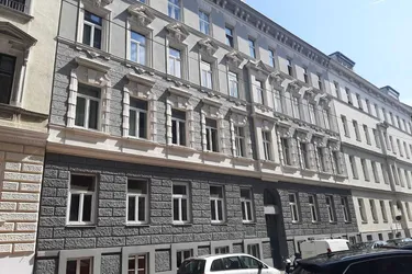 AUGARTEN-NÄHE/ STILALTBAU: Unsanierte 70 m2, 2 getrennte Zimmer, große Küche, Duschbad/WC, KP € 338.000,--