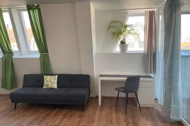 Neubau-Apartment mit Loggia in repräsentativen Gründerzeithaus