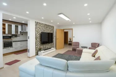 Moderne 3-Zimmer-Gartenwohnung mit Terrasse in 1210 Wien in der Seyringer Straße Nähe U1 mit 95 m² Wohnfläche &amp; Terrasse + Eigengarten