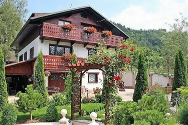Grosszügiges Familienhaus im alpenländischen Stil im ruhigen Grün nahe Ljubljana