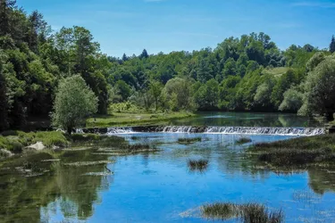 Zentralkroatien: Sonniges Baugrundstück in traumhafter Ruhelage am Badefluss Dobra