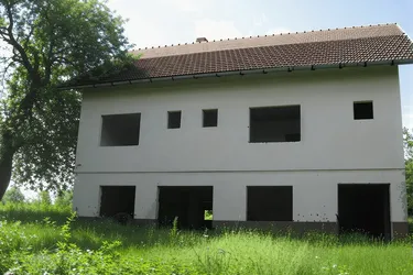 Zentral-Kroatien: Großes Grundstück mit direktem Flusszugang in Termal- und Heilbad Region Topusko mit bestehendem Rohbau