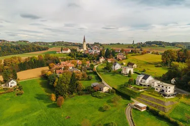 Baugrund mit altem Gebäude und Bauerwartungsland mit Weganteil im Zentrum von Hengsberg