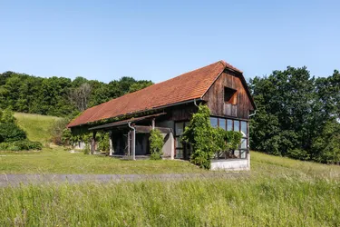 Traumhafter Landsitz mit Aussicht in Alleinlage mit stilvollem Wohnhaus samt Nebengebäuden im Süden der Steiermark