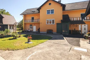 Wohnhaus mit mehreren Wohnungen und viel Platz für Familie und Tiere