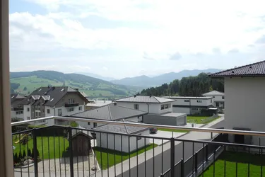 Neuwertige 3 Zimmer Mietwohnung in Oberwang mit Carport und wunderschönem Weitblick!