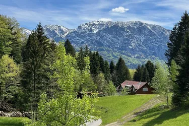 BESONDERE RARITÄT -- Erstbezug in erhöhter Grünruhelage mit herrlichem Berg + Seeblick