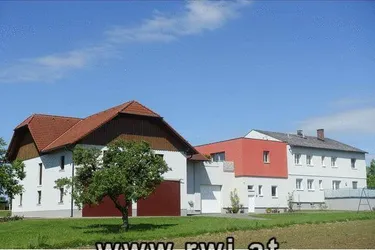 Expose Niedrigenergiehaus mit Nebengebäude am Stadtrand im Grünen