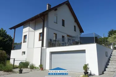 Wohnhaus in Siedlungsrandlage fast im Grünen mit Hochterrasse und kleinem Schwimmteich